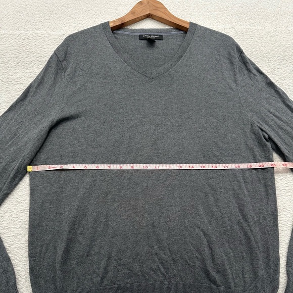 Banana Republic Luxury V-Neck Sweater Silk Cashmere Blend Gray Size Large - Picture 3 of 5